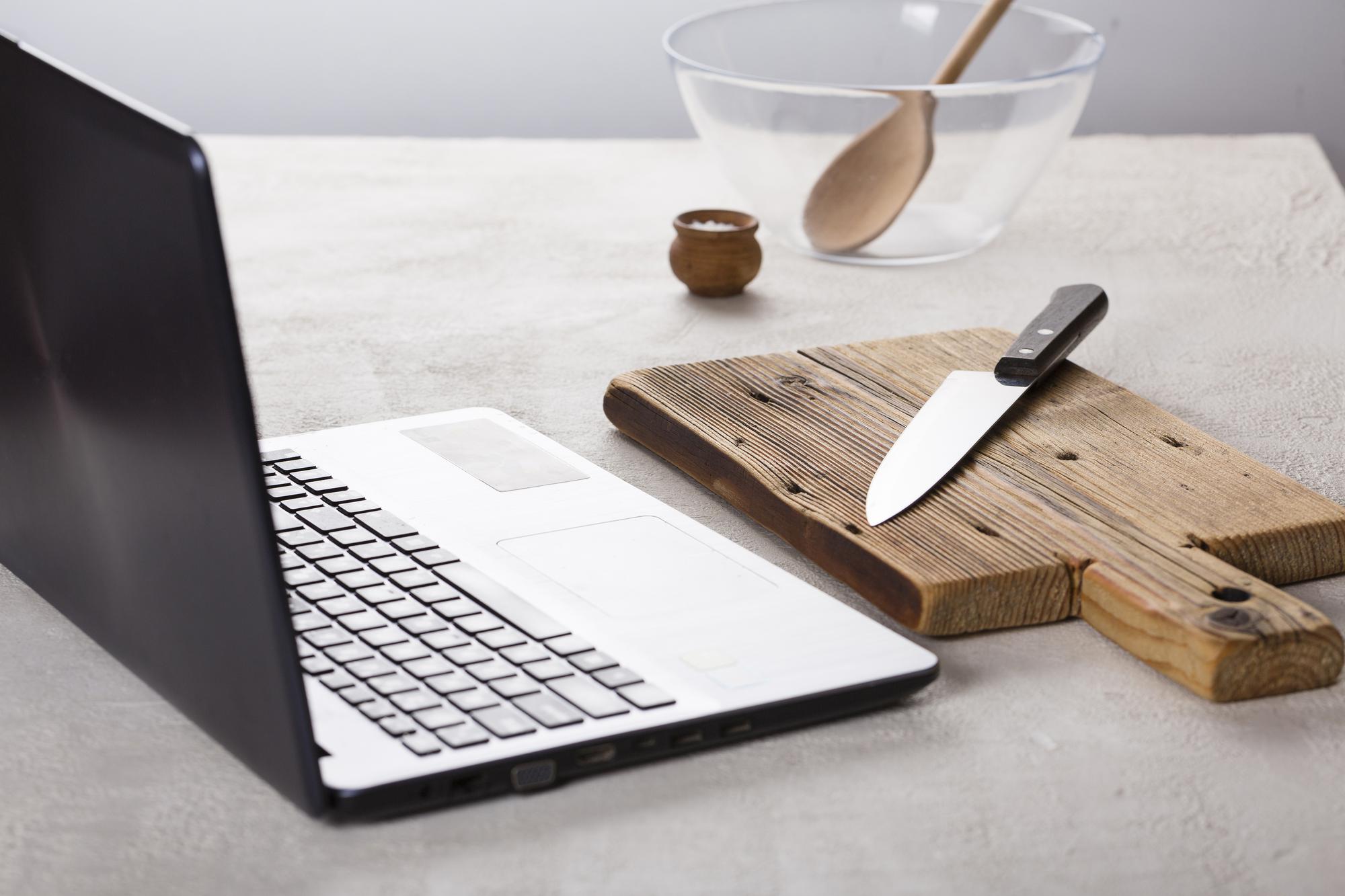 Cucina professionale e banco in legno