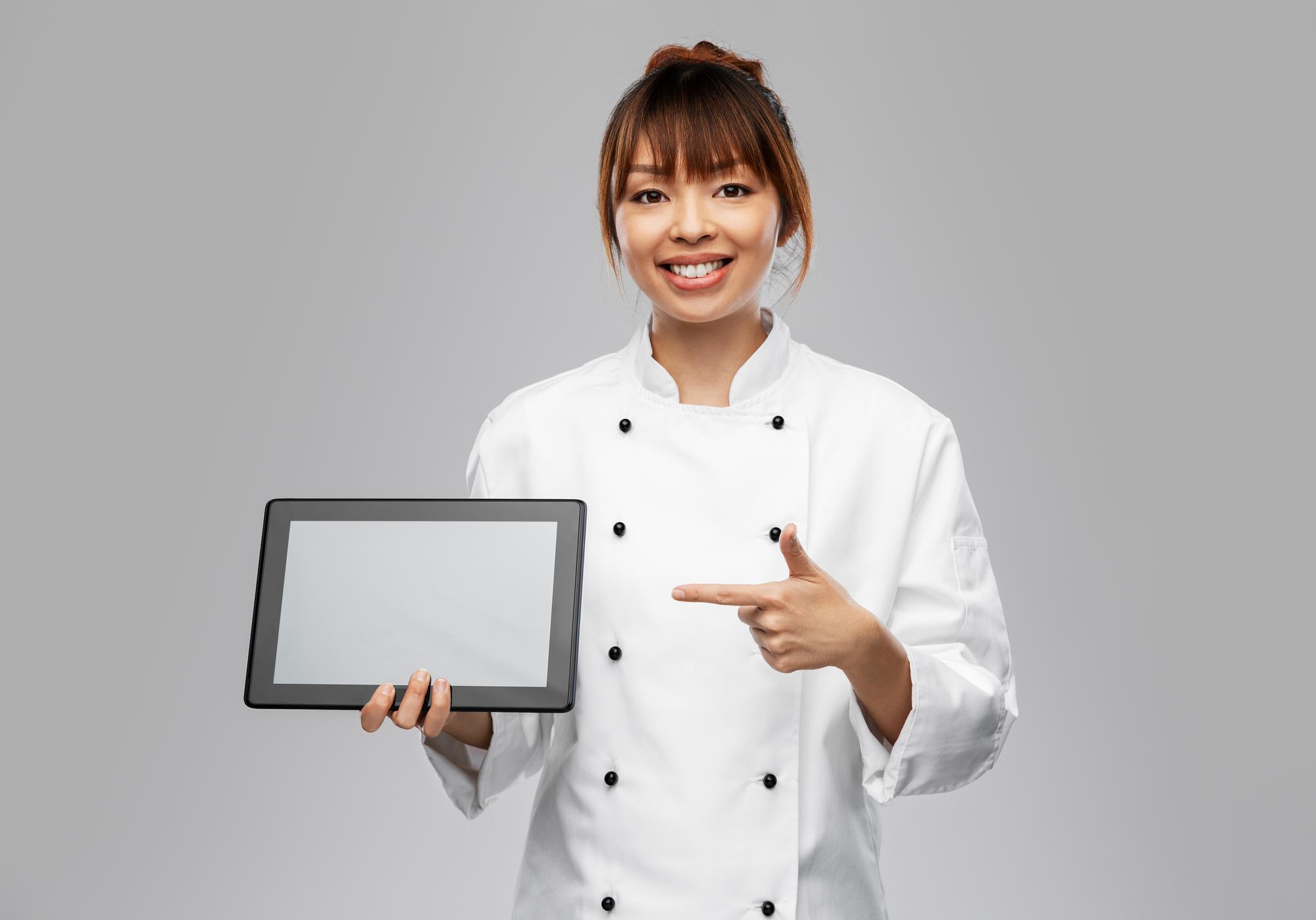 Studio: chef che spiega ricetta