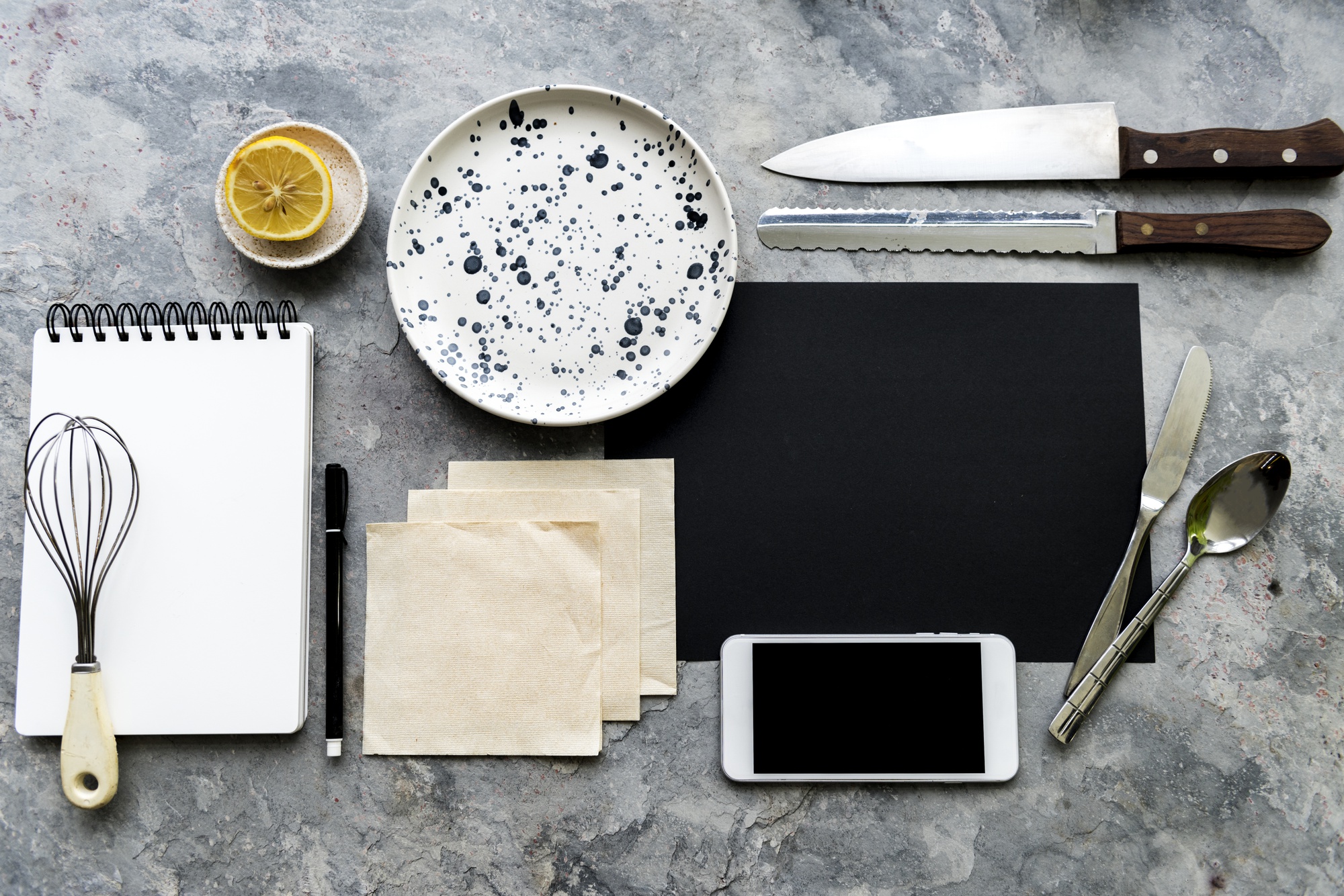 Set di strumenti da chef su tavolo